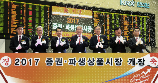 신경철 코스닥협회장(왼쪽부터), 황영기 금융투자협회장, 진웅섭 금융감독원장, 임종룡 금융위원장, 정찬우 한국거래소 이사장, 김진규 한국상장회사협의회 부회장, 김군호 코넥스협회장이 2일 서울 한국거래소 사옥에서 2017년 증권·파생상품시장 개장을 축하하며 박수를 치고 있다. <한국거래소 제공>
